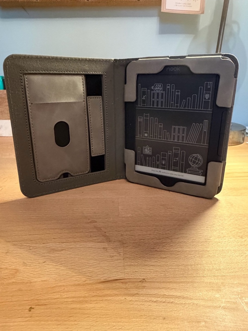 Barnes and Noble Nook eReader with gray cover - Picture 2 of 6